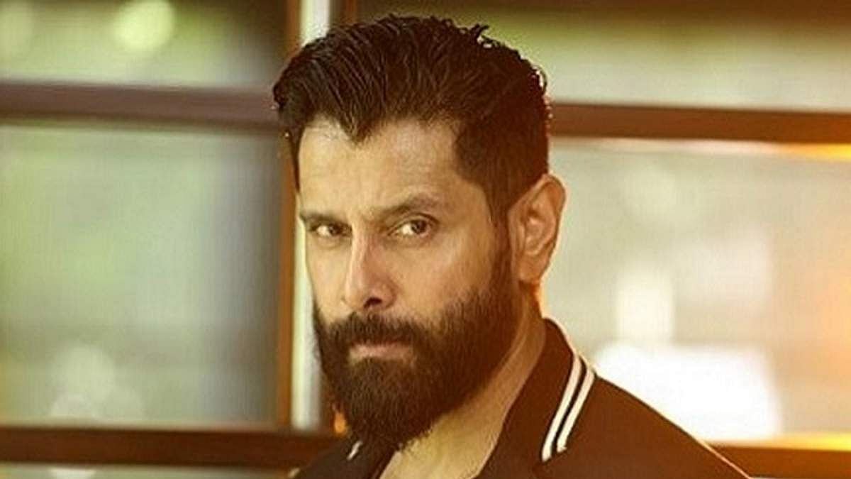 விக்ரமின் 60 படத்தை இயக்கும் கார்த்திக் சுப்புராஜ் : கதை என்ன தெரியுமா?