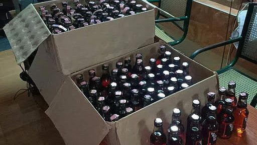 “அ.தி.மு.க நிர்வாகியின் வீட்டில் பல லட்ச ரூபாய் மதிப்பிலான மதுபானங்கள் பறிமுதல்” : 2 பேர் கைது!