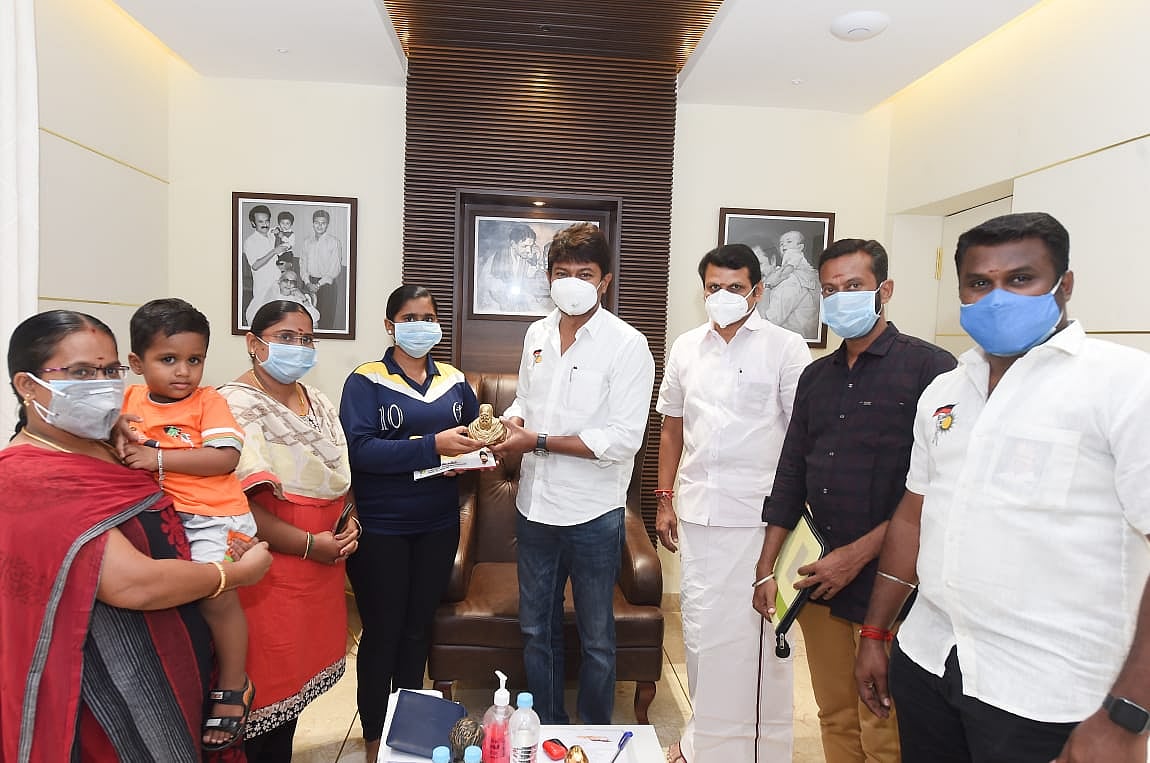 சர்வதேச போட்டிக்கு தேர்வாகியும் விளையாட முடியாமல் தவிப்பு: Fistball வீராங்கனைக்கு உதவிய உதயநிதி ஸ்டாலின்