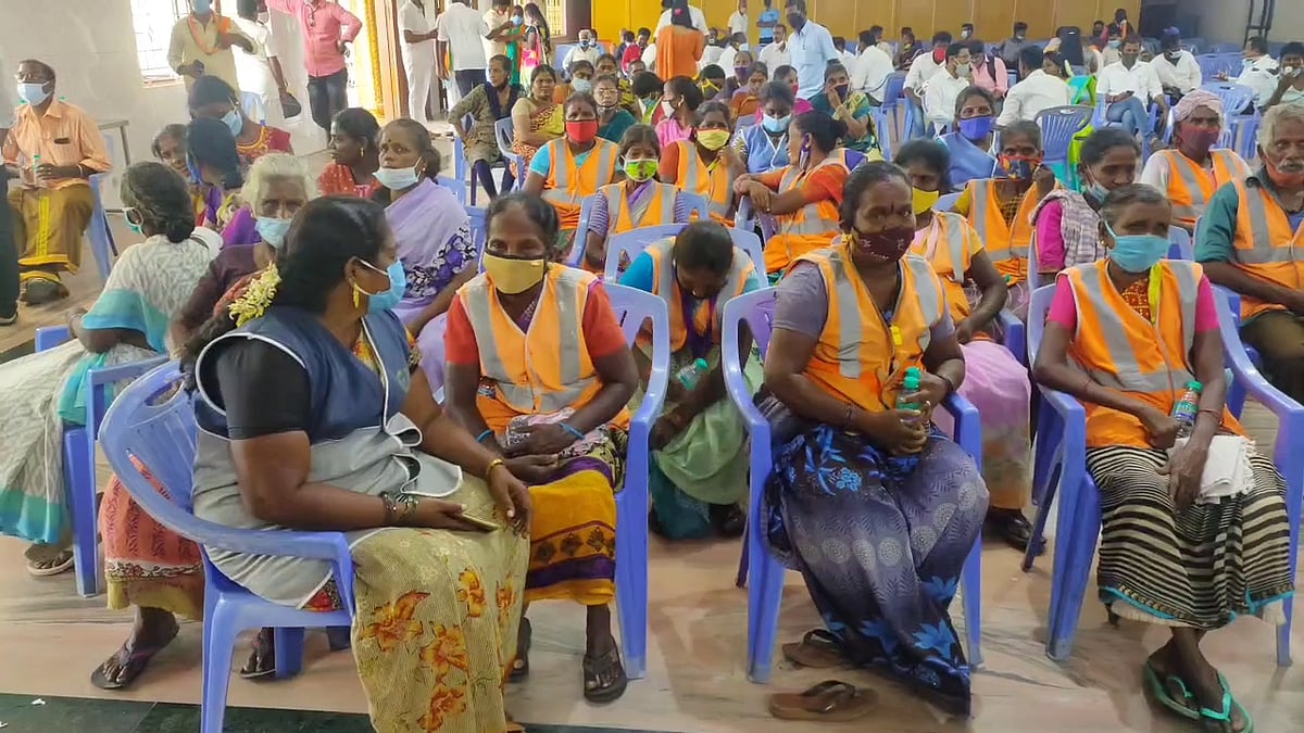 நிவாரணம் வழங்குவதிலும் விளம்பரம் தேடும் பாஜக? தூய்மை பணியாளர்களை காக்க வைத்து அனுப்பிய அவலம்!