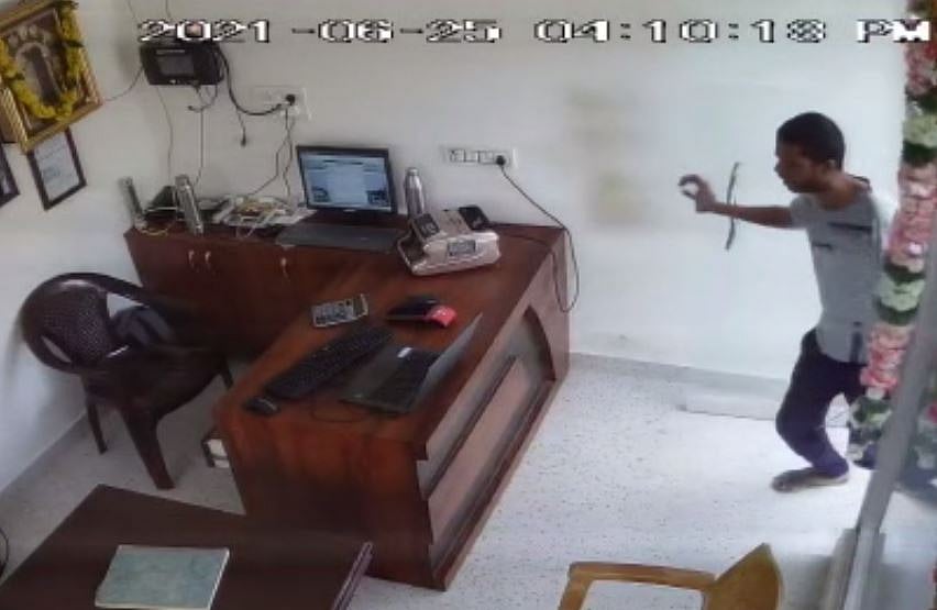 குடி போதையில் பெட்ரோல் பங்க்கில் அராஜகம்; பணம் கேட்டு மிரட்டிய அதிமுக பிரமுகரின் மகன் அதிரடி கைது!