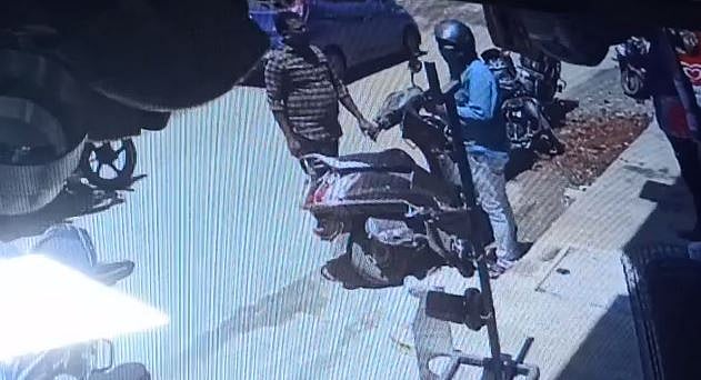 வங்கியில் இருந்து எடுத்த ₹3 லட்சத்தை லாவகமாக அபேஸ் செய்த இருவர் - பட்டப்பகலில் அரங்கேறிய திருட்டு சம்பவம்