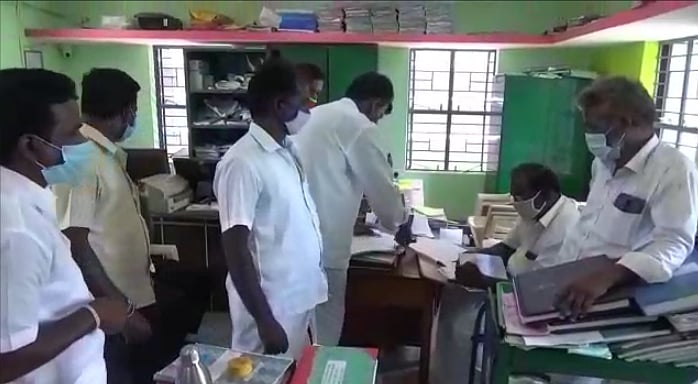 “விவசாயிகளின் மனுவை வாங்க மறுத்த அதிமுக நிர்வாகி”: கூட்டுறவு வங்கி கடனை உறவினர்களுக்கு வழங்குவதாக புகார்!