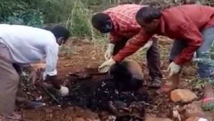 மனைவியை வெட்டிக் கொலை செய்த கணவன்... சூட்கேஸில் உடலை எடுத்து சென்று எரிப்பு... ஆந்திராவில் கொடூரம்!