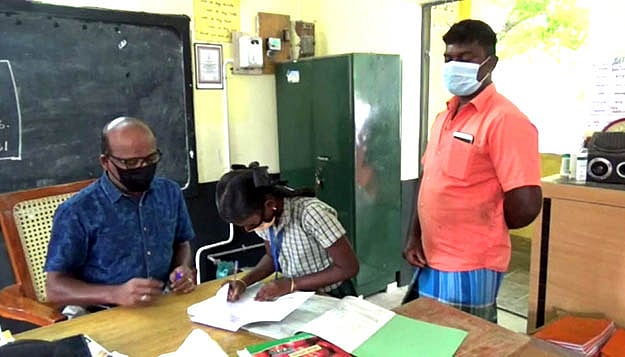 கடந்தாண்டு மொபைல்போன்.. இப்போது பரிசுத்தொகை- அரசு பள்ளியில் மாணவர்கள் சேர்க்கையை அதிகரிக்க புதிய முயற்சி!