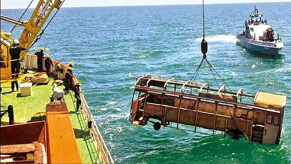  பழைய பேருந்துகளை கடலில் இறக்கும் இலங்கை: மீன்களின் இனப்பெருக்கத்திற்குதானா? கேள்வி எழுப்பும் மீனவர்கள்!