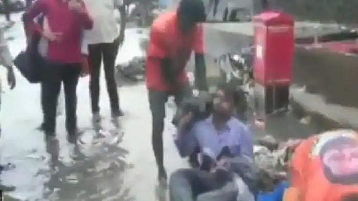 “கழிவுநீரைச் சுத்தம் செய்ய தவறிய ஒப்பந்ததாரர் தலையில் குப்பை கொட்டிய எம்.எல்.ஏ” - அதிர்ச்சி சம்பவம் !