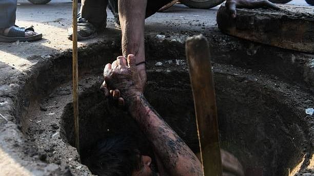 அ.தி.மு.க ஆட்சியின் கோர முகம் : மலக்குழியில் சிக்கி பலியான 203 தூய்மைப் பணியாளர்கள் - அறிக்கையில் தகவல்!