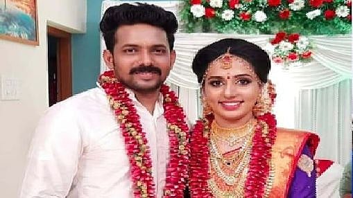 குளியல் அறையில் தூக்கில் தொங்கிய நிலையில் கிடந்த இளம் பெண்.. வாட்ஸ் அப்பில் வெளிவந்த திடுக்கிடும் தகவல்!