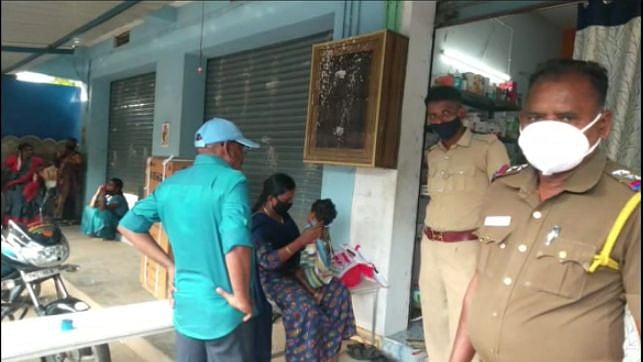 உயிருக்கு போராடிய ஒன்றரை வயது குழந்தையை காப்பாற்றிய காவலர்கள்.. மனிதநேயமிக்க செயலுக்கு குவியும் பாராட்டு!