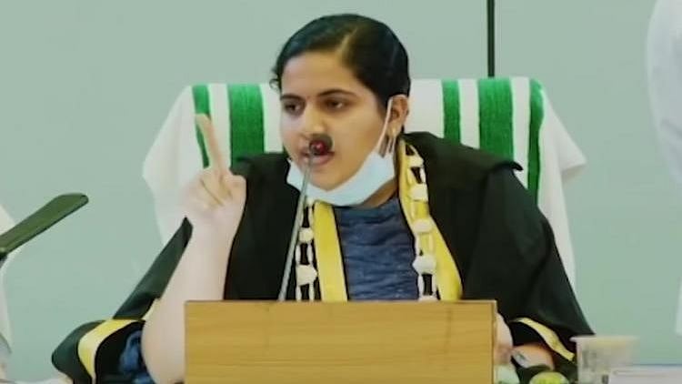 LKG குழந்தையா?.. பா.ஜ.க கவுன்சிலரை லெப்ட் அண்ட் ரைட் வாங்கிய மேயர் ஆர்யா ராஜேந்திரன் - குவியும் பாராட்டு!