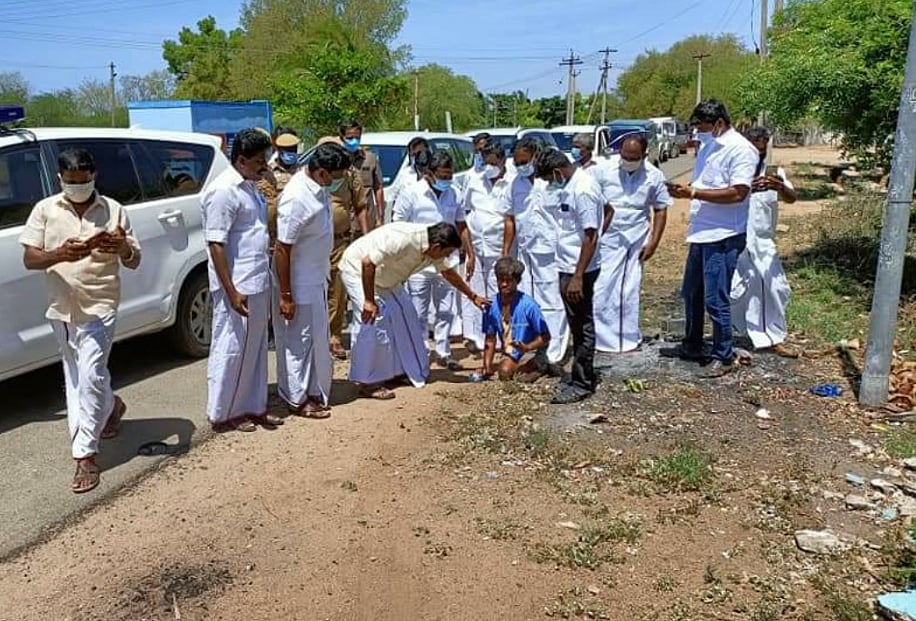 சுட்டெரிக்கும் வெயிலில் சாலையோரம் தவழ்ந்து சென்ற மாற்றுத்திறனாளி.. காரை நிறுத்திய உதவிய அமைச்சர் KN.நேரு!