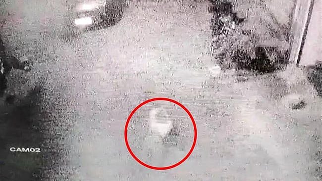 பாலியல் தொல்லை கொடுத்து இளம்பெண்ணை மாடியிலிருந்து கீழே வீசிய இளைஞர்கள்.. வெளியான CCTV.. உ.பியில் கொடூரம்!