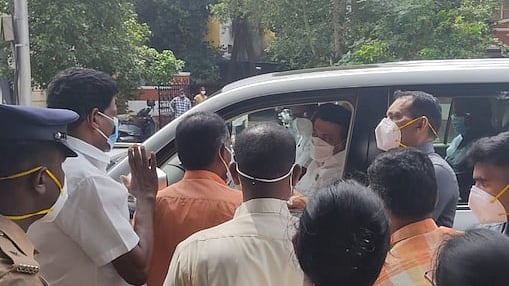 மனு கொடுக்க சாலையில் நின்றவர்களை கோட்டைக்கு வரச் சொன்ன முதலமைச்சர்... காத்திருந்த ஆசிரியர்கள் நெகிழ்ச்சி!