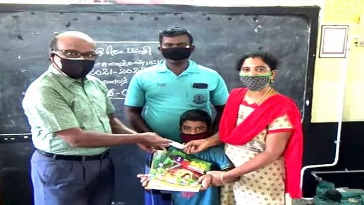 கடந்தாண்டு மொபைல்போன்.. இப்போது பரிசுத்தொகை- அரசு பள்ளியில் மாணவர்கள் சேர்க்கையை அதிகரிக்க புதிய முயற்சி!