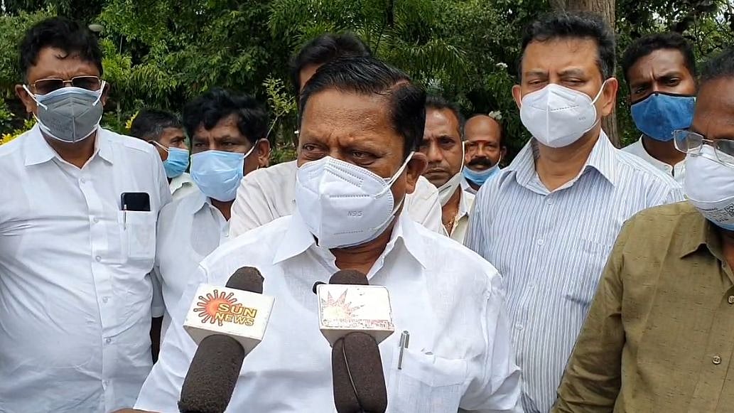 “சிங்கங்களை தவிர மற்ற விலங்குகளுக்கு கொரோனா தொற்று ஏற்படவில்லை”: வனத்துறை அமைச்சர் ராமச்சந்திரன் பேட்டி!
