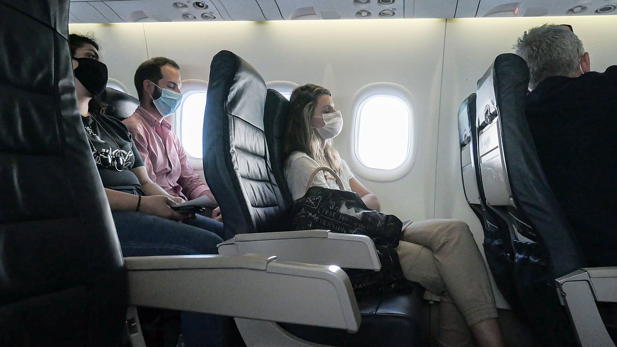 மாஸ்க் அணிய மாட்டோம் என நடுவானில் பணிப் பெண்ணிடம் பயணிகள் ரகளை: சென்னை இறங்கியதும் போலிஸிடம் ஒப்படைப்பு!