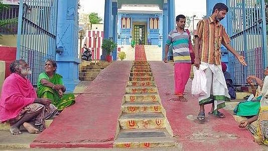 “10 ஆண்டுகளாக பிச்சை எடுத்து சேர்த்த 3 லட்சத்தை திருடிய மர்ம நபர்” : சங்கரன்கோவில் முதியவர் வேதனை !