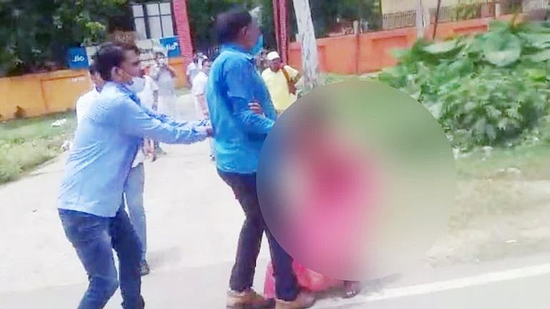 வேட்புமனு தாக்கல் செய்யவந்த பெண்ணின் சேலையை இழுத்து அட்டூழியம் செய்த பாஜக தொண்டர்கள்:யோகி அரசின் அராஜகம்!