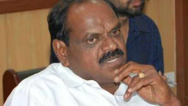 வேலை வாங்கி தருவதாக ரூ.30 லட்சம் மோசடி: அதிமுக வைத்திலிங்கத்தால் கதறும்  ஓய்வு பெற்ற ஆசிரியர்!