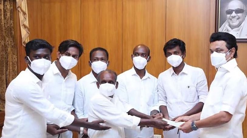 1 கோடி சப்ஸ்கிரைபர்ஸ்: முதலமைச்சரின் பொது நிவாரண நிதிக்கு ரூ.10 லட்சம் வழங்கிய 'வில்லேஜ் குக்கிங்' சேனல்!