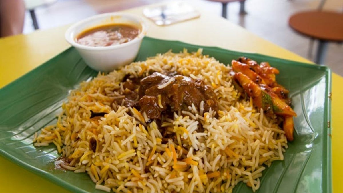 '5 பைசாவுக்கு ஒரு பிளேட் பிரியாணி'.. முண்டியடித்த மக்கள் கூட்டம்.. திறந்த வேகத்திலேயே மூடப்பட்ட ஹோட்டல்!