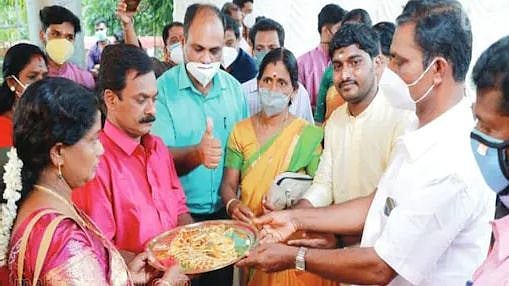 "வரதட்சணையே வேண்டாம்"... 50 சவரன் நகைகளைப் திருப்பி கொடுத்த மணமகன்: கேரள இளைஞருக்குக் குவியும் பாராட்டு!