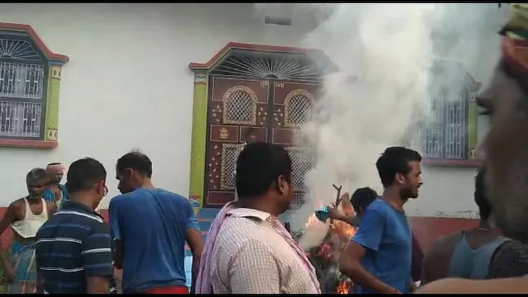 ஆணுறுப்பை அறுத்து இளைஞர் கொலை... காதலியின் வீட்டின் முன்பே உடலை எரித்த உறவினர்கள் : பீகாரில் பயங்கரம்!