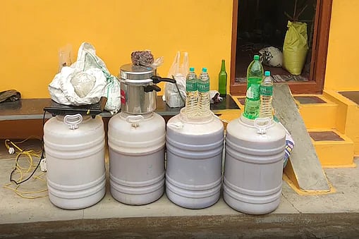 “Youtube-ல் வீடியோ பார்த்து கள்ளச்சாராயம் காய்ச்சி விற்பனை” : யூடியூபர் கைது.. வெளியான அதிர்ச்சி தகவல் !