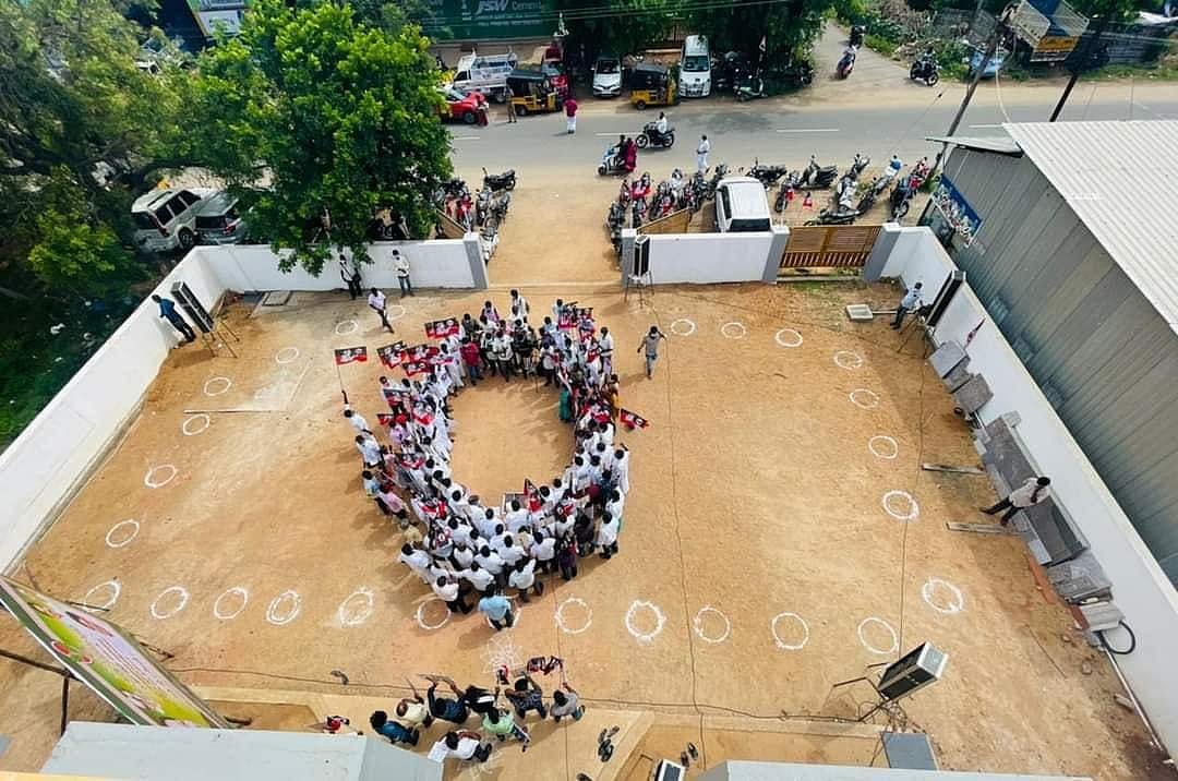 “தொண்டர்களை கொரோனாவுக்கு பலி கொடுக்க நினைக்கும் EPS - OPS?” : கேலிக்கூத்தாக நடந்த அ.தி.மு.க போராட்டம்!