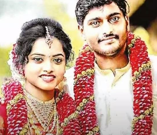 "வரதட்சணையே வேண்டாம்"... 50 சவரன் நகைகளைப் திருப்பி கொடுத்த மணமகன்: கேரள இளைஞருக்குக் குவியும் பாராட்டு!