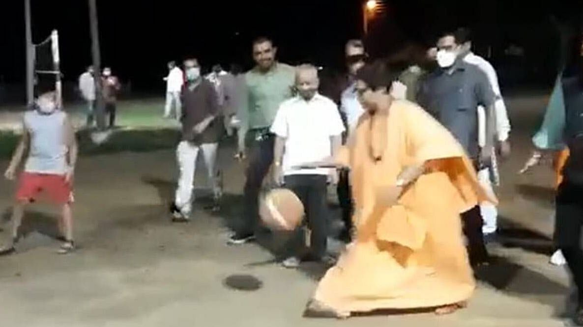 விசாரணைக்கு பயந்து சக்கர நாற்காலியில் சென்றது அம்பலம்: பிரக்யாசிங் கூடைப்பந்து வீடியோவால் எழுந்த சர்ச்சை!