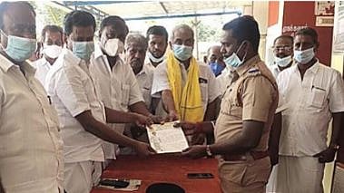 “வந்தா எழுந்திருச்சு வாங்க மாட்டீங்களா?” : கோவை ஆட்சியரை மிரட்டிய அதிமுக MLAக்கள் மீது திமுகவினர் புகார்!