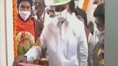 கத்தரிக்கோல் வழங்க தாமதம்...
பொறுமையிழந்து ரிப்பனை கையால் கிழித்தெறிந்த தெலங்கானா முதல்வர்!