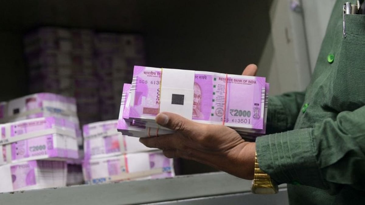 50 ஆயிரம் கோடி : உரிமை கோர ஆள் இல்லாமல் வங்கிகளில் குவிந்திருக்கும் பணம் ? - எப்படி நடந்தது?