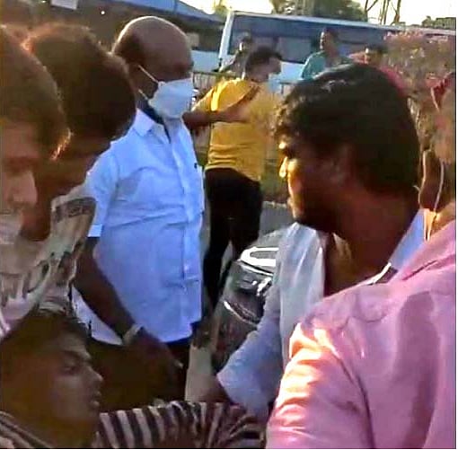 சாலை விபத்தில் சிக்கிய இளைஞர்... தனது காரிலேயே மருத்துவமனைக்கு அழைத்து சென்ற அமைச்சர்: குவியும் பாராட்டு!