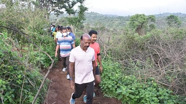 யானைகள் உலாவும் அடர்ந்த வனப்பகுதியில் 15 கி.மீ தூரம் நடந்தே சென்று மக்களின் குறைகளை கேட்ட அமைச்சர் மா.சு!