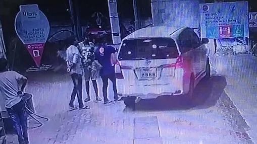 டீசல் போட்டுவிட்டு பணம் தராமல் தப்பி ஓட்டம்: அதிமுக கொடி கட்டிய காரில் வந்த நபர்களுக்கு போலிஸ் வலைவீச்சு!