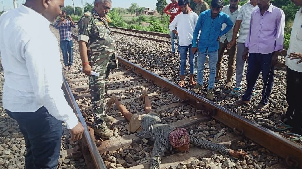 ஊசியால் வாயை தைத்து ரயில்வே தண்டவாளத்தில் தந்தையை கட்டிவைத்த வளர்ப்பு மகன்: ஜார்கண்டில் நடந்த கொடூரம்!