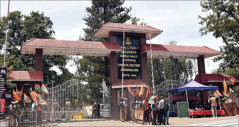 “பொதுத்துறையை தொடர்ந்து சூறையாடும் மோடி அரசின் அடுத்த ‘பலி’?”: தனியார்மயமாகும் ராணுவ தளவாட உற்பத்தி துறை!