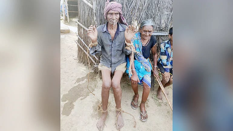 ஊசியால் வாயை தைத்து ரயில்வே தண்டவாளத்தில் தந்தையை கட்டிவைத்த வளர்ப்பு மகன்: ஜார்கண்டில் நடந்த கொடூரம்!