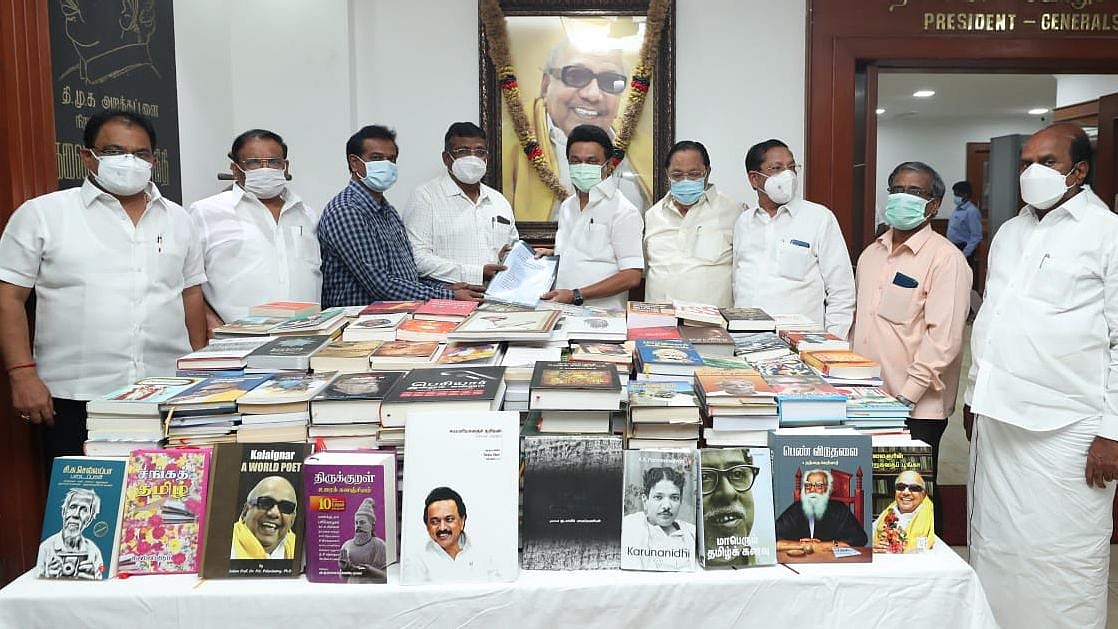 தனக்குப் பரிசாக வந்த புத்தகங்களை கன்னிமாரா நூலகத்திற்கு வழங்கிய முதலமைச்சர் மு.க.ஸ்டாலின்!