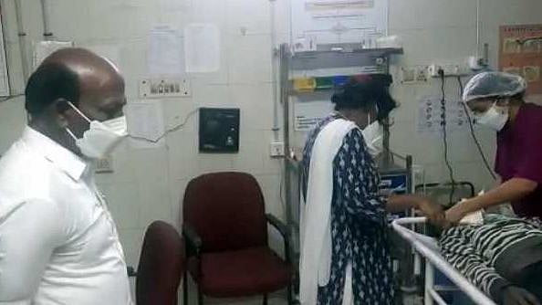 சாலை விபத்தில் சிக்கிய இளைஞர்... தனது காரிலேயே மருத்துவமனைக்கு அழைத்து சென்ற அமைச்சர்: குவியும் பாராட்டு!