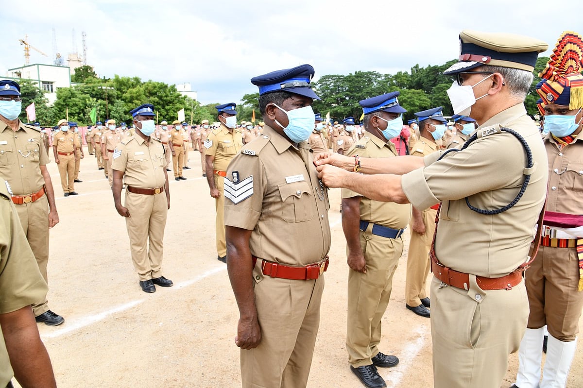 ”பதக்கம் பெற்ற பெருமிதத்தை விடுத்து அர்ப்பணிப்புடன் பணியாற்றுங்கள்” - சென்னை போலிஸ் கமிஷ்னர் அறிவுரை!