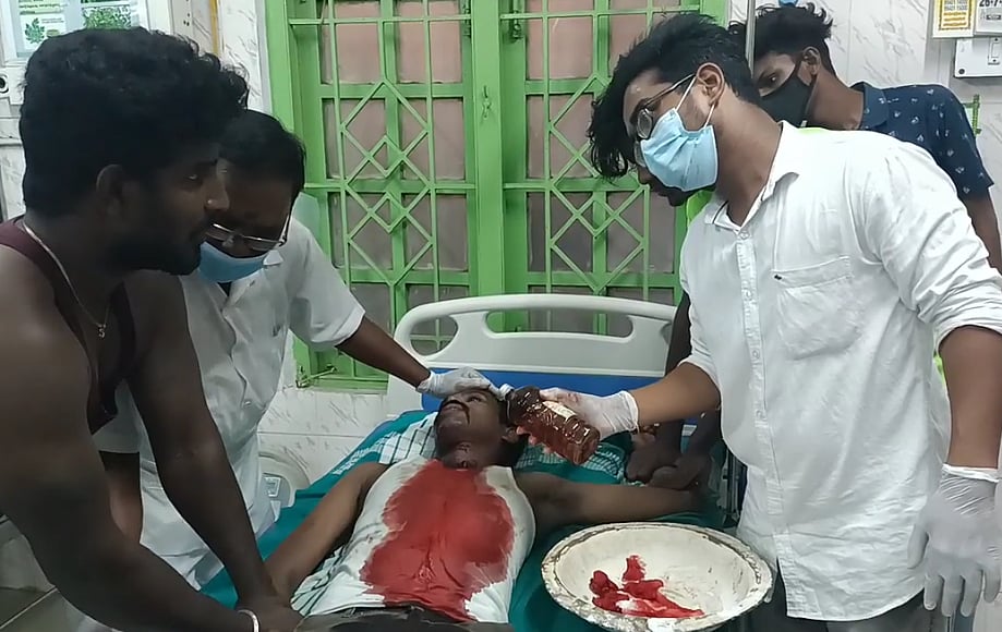 கண்ணாடியை உடைத்து கழுத்தை அறுத்துக் கொண்ட மனநலம் பாதிக்கப்பட்டவர் - உயிரை காப்பாற்றிய இளைஞர்கள் !