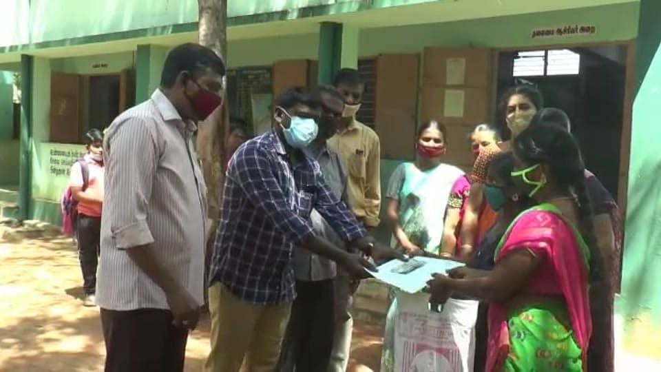 அரசு பள்ளியில் சேரும் மாணவர்களின் பெற்றோருக்கு ஊக்கத் தொகை.. ஆசிரியர்களின் முயற்சிக்கு குவியும் பாராட்டு!