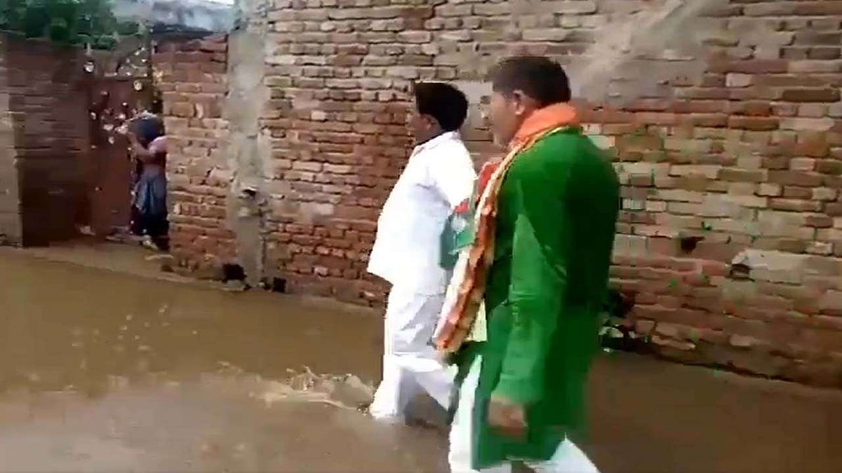 “இது தான் உங்க தொகுதி லட்சணமா?” : உ.பி பா.ஜ.க எம்.எல்.ஏ-வை கழிவுநீரில் நடக்க வைத்த கிராம மக்கள்!