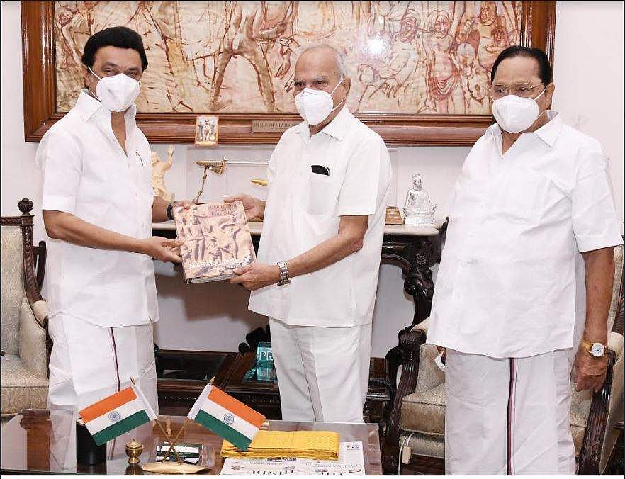 “சந்திக்கும் அனைவருக்கும் புத்தகம்.. முதலமைச்சரின் ‘புத்தக’ அரசியல்” : ‘NEWS 7’ தொலைக்காட்சி புகழாரம்!