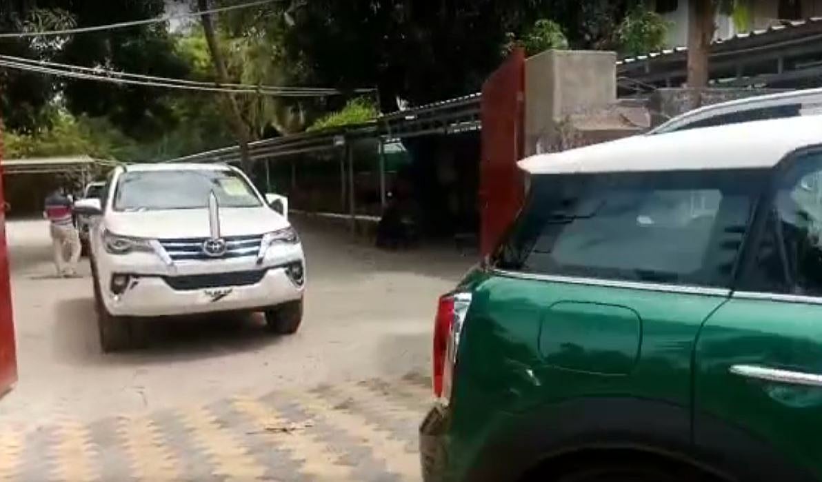 நிதி நிறுவனம் பேரில் ₹600 கோடியை ஏப்பம் விட்ட பாஜகவினர்; 12 சொகுசு கார்களை பறிமுதல் செய்து அதிரடி!