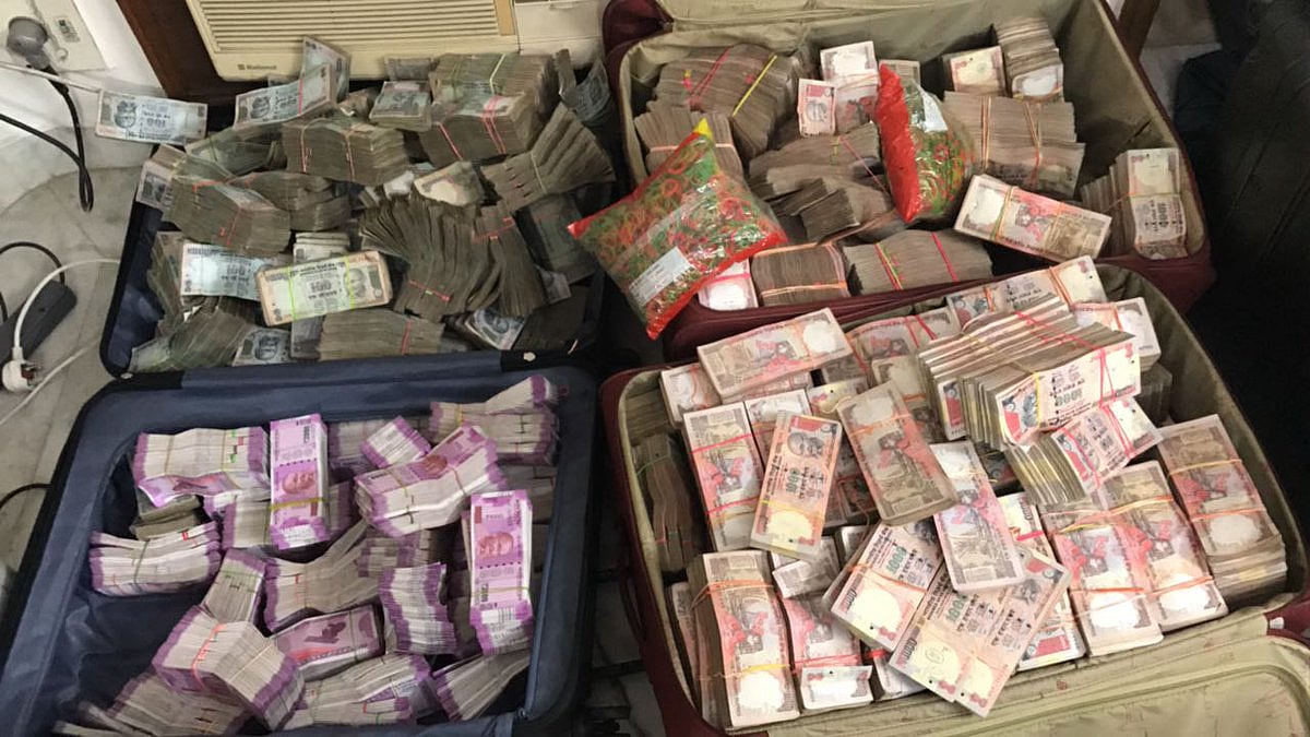 50 ஆயிரம் கோடி : உரிமை கோர ஆள் இல்லாமல் வங்கிகளில் குவிந்திருக்கும் பணம் ? - எப்படி நடந்தது?